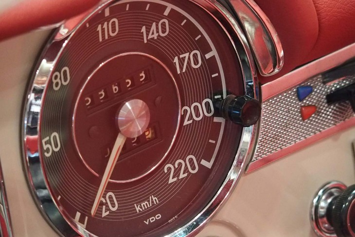 メルセデス・ベンツ280SL（1968年）／Old Timer UHURU CARS