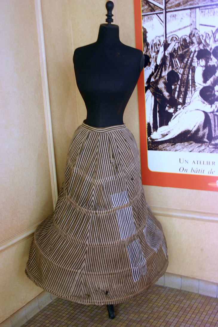 プジョー博物館には、歴代のあらゆる製品が収蔵されている。同社はコルセットこそつくっていなかったが、それを使う人のプロポーションをさらに強調する「スカートの骨（パニエ）」を19世紀に製造していた。フランス東部ソショーで筆者が撮影。