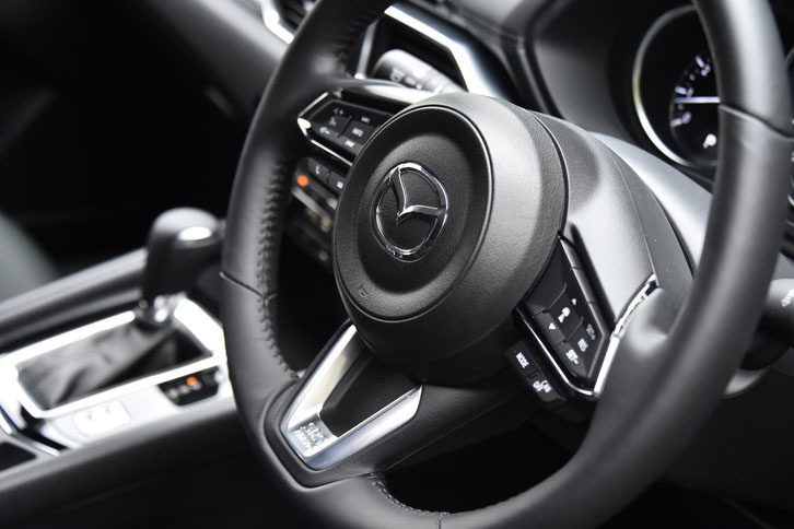 本革巻きステアリングホイールが標準で備わる。シフトパドルは「20S」だけではなく、全グレードでオプション（試乗車は非装着）。