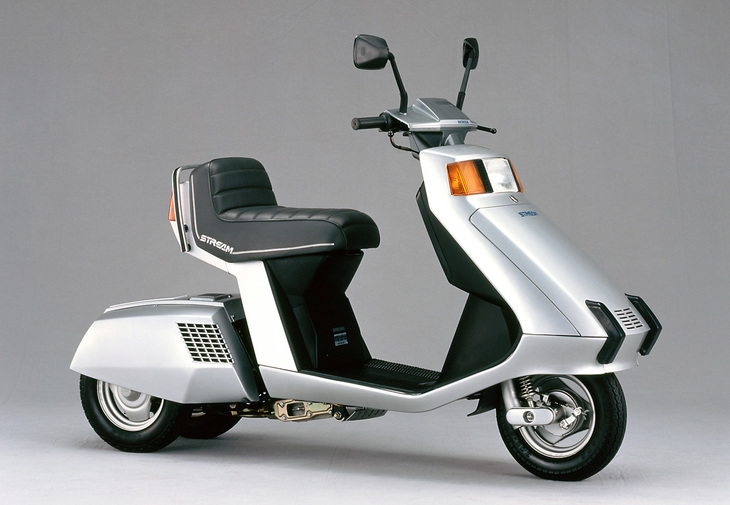 1981年「ホンダ・ストリーム」。二輪車の楽しさと乗用車の快適さを兼ね備えたと主張する「スリーター」（前1輪、後ろ2輪の三輪車）。49ccの空冷2ストロークエンジンを搭載。