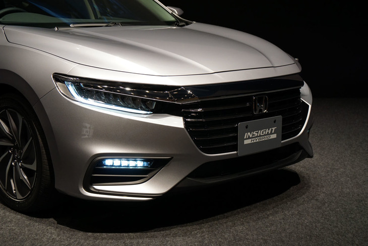 日本仕様向け装備として、専用デザインのフロントバンパーとトランクスポイラーが用意される。