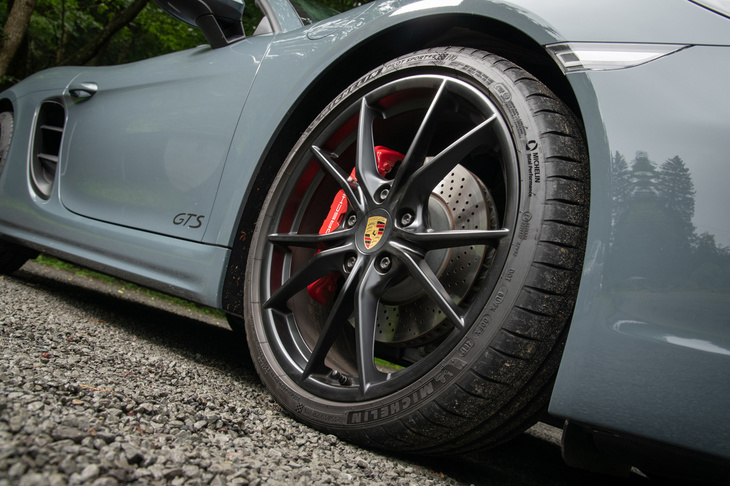 ブラック塗装の20インチアルミホイール。タイヤサイズは前が235/35ZR20、後ろが265/35ZR20で、テスト車には「ミシュラン・パイロットスポーツ4S」が装着されていた。