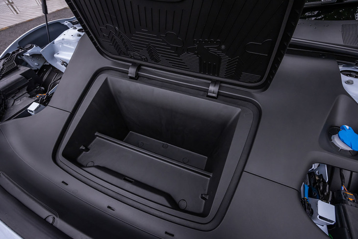 “フランク”と呼ばれるフロントボンネット下の収納スペース。さほど大きなスペースではないが、充電ケーブル置き場としてはちょうどいいサイズ感だ。ただし、リッドをオープン状態のままキープできるステーなどはなく、荷物の出し入れにはコツが必要。