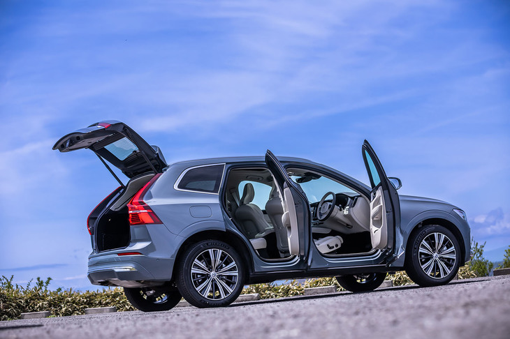 ボディーサイズは全長×全幅×全高＝4710×1900×1660mm、ホイールベース＝2865mm。車重は2180kgと発表されている。