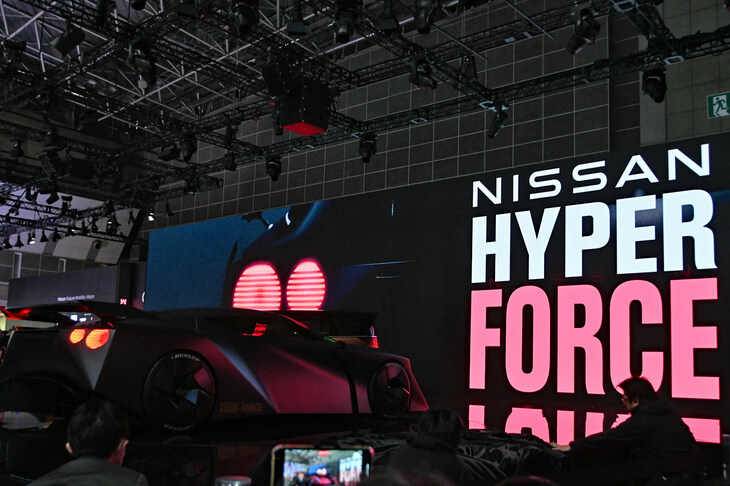 日産のプレスカンファレンスより、ディスプレイに映し出された新しいコンセプトモデルの車名。