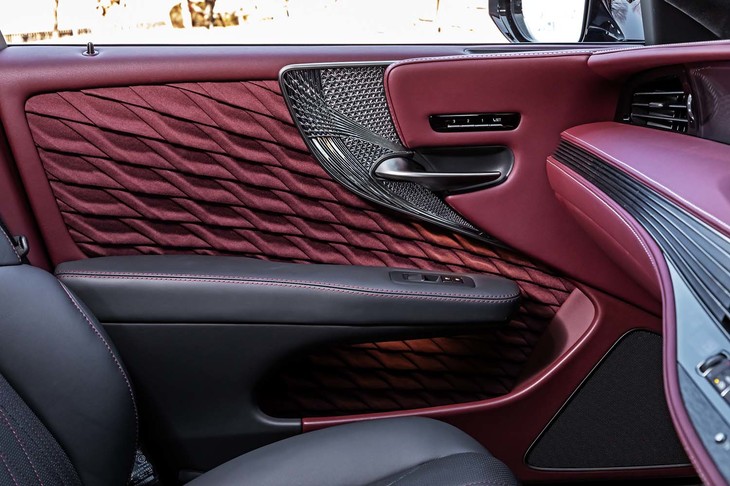 一枚の布を折り紙のように職人の手で折り合わせたハンドプリーツは、切子調カットガラスとセットのオプション。他のブランドではみられない、日本独自の感性を表現したとレクサスはいう。