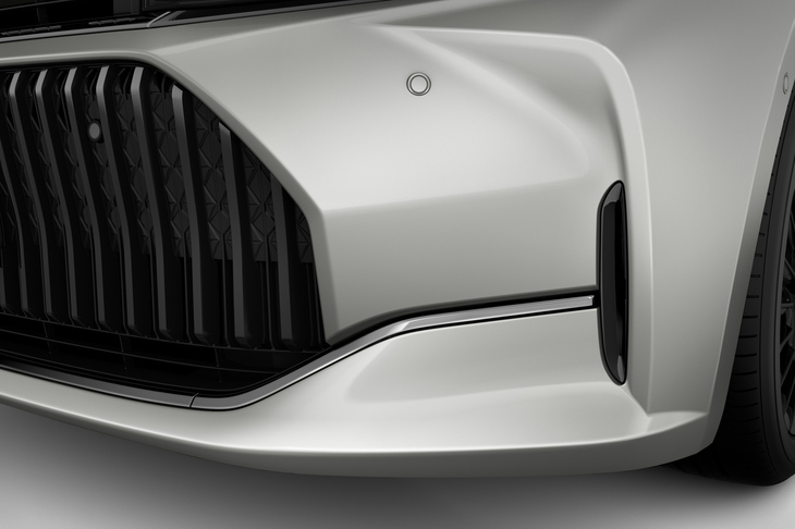 渕野氏が「視覚的な流れを止めている」と指摘した、バンパーコーナーの造形。　
	渕野「もっとシンプルな造形にして、エアカーテンの穴も素っ気なく開けるだけでよかったかもしれません」