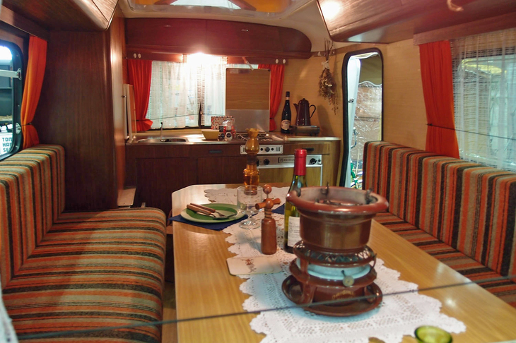 「ハイマー・エリバ パン」の室内。テーブルやソファはもちろん、ガスコンロやシンク、クローゼットも備わっている。ちなみに価格は221万4000円。