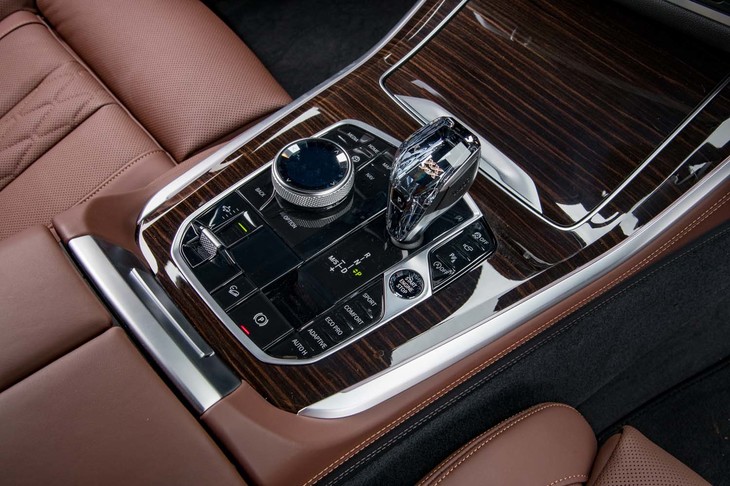 テスト車にはオプションの「BMWインディビジュアルパッケージ」が採用されており、クリスタルガラス製のシフトセレクターとスタート／ストップスイッチ、ローレット加工が施されたダイヤルなどが装着されていた。