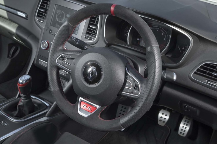 カタログモデルではリムの全周にナパレザーが巻かれていたステアリングホイールは、サイドがナパレザー、上下がアルカンターラというつくりになっている。