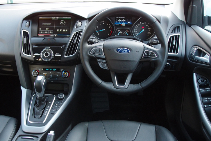 「フォード・フォーカス スポーツ＋ エコブースト」のコックピット。