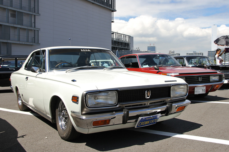 “白いクラウン”のキャッチフレーズで知られる3代目「トヨペット・クラウン」に初設定されたハードトップ（MS51・左）と、次世代の俗称“クジラ”こと4代目クラウンのハードトップ（MS70・右）。