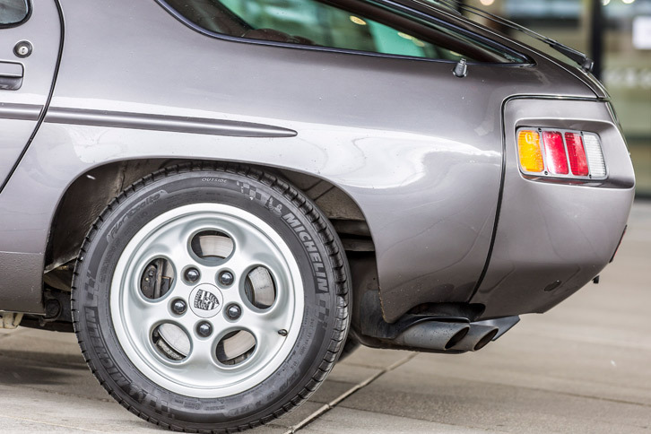 「928」のリアサスペンションには、「ヴァイザッハアクスル」と呼ばれる、コーナリング時などにタイヤをトーイン方向に向けて姿勢を安定させる機構が備わっていた。