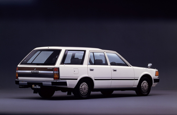 1983年「日産グロリア ワゴン」。「セドリック」とは双子車で、パワーユニットは2リッターV6 SOHCと2.8リッター直6ディーゼルが用意された。初代「セドリック ワゴン」が先鞭をつけたサードシートを備えていた。