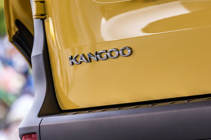 リアゲート左下に備わる「KANGOO」のエンブレム。
