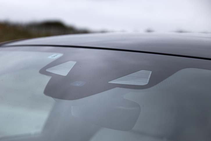 「GLEクーペ」は、全車に安全運転支援システム「レーダーセーフティーパッケージ」を標準装備する。写真のマルチパーパスカメラと、車体の前後左右に備えた6つのレーダーにより、歩行者や後続車両を検知する。