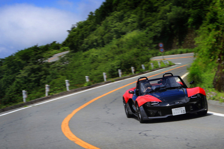 オーナーの使い方に応じて、さまざまなセッティングやチューニングが可能な点も「ゼノスE10」の特徴。テスト車については今回の試乗に際し、ブレーキのマスターシリンダーが、より公道走行に適したストロークの大きいものに変更されていた。