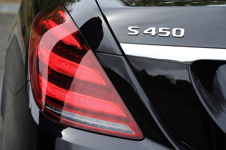 「S450」シリーズは、ベーシックな「S450」のほかに、上質な装備をセリングポイントとする「S450エクスクルーシブ」、居住性に配慮したロングホイールベースモデル「S450ロング」がラインナップされる。