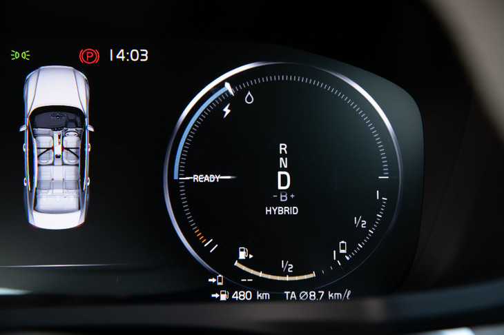 走行中、パワーメーターにはEV走行が可能なアクセル開度を示す、ブルーのバーが表示される。