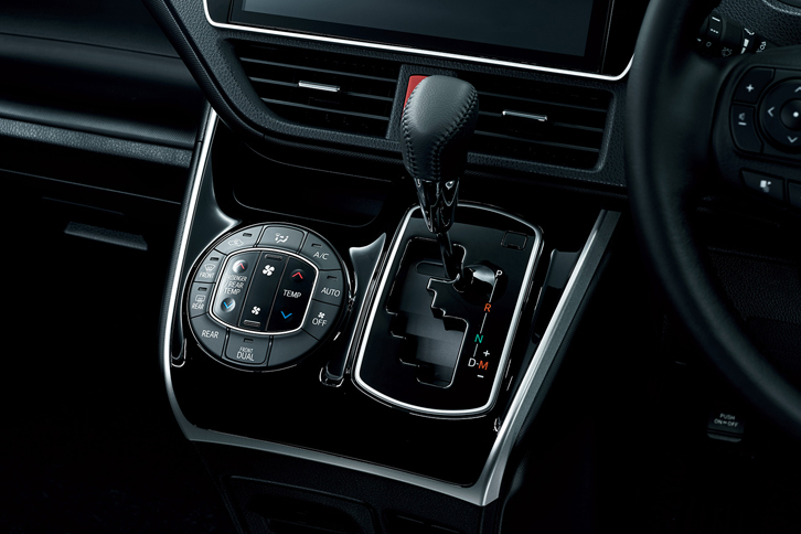 ピアノブラック塗装が施された、センタークラスターパネル。