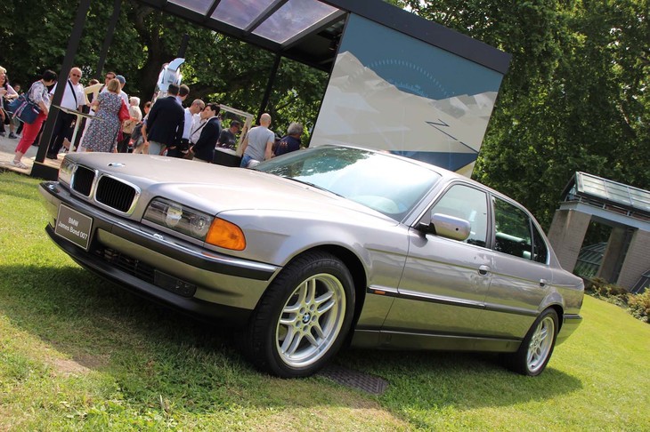 1997年『007 トゥモロー・ネバー・ダイ』の「BMW 750iL」。劇中ではピアース・ブロスナン演じるジェームズ・ボンドがエリクソン製タッチパッド端末で操縦する。前ドアには弾痕が。