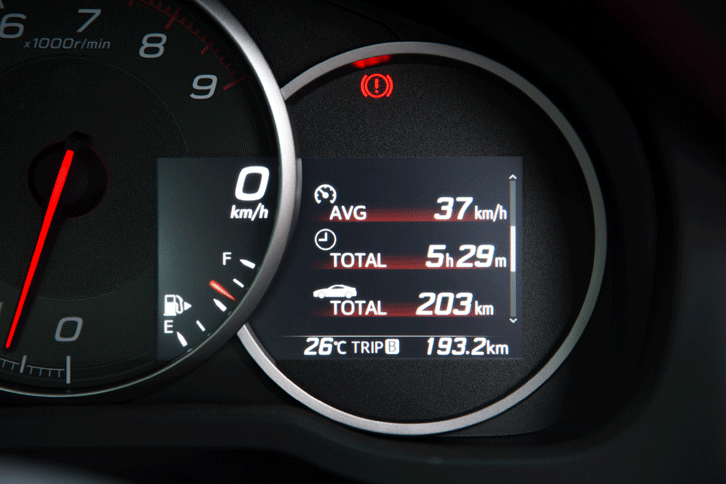 「S」と「GT」には、新たにマルチインフォメーションディスプレイが採用された。（写真をクリックすると、各種表示機能を見ることができます）