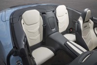 車検証上は4人乗りとなっているが、リアシートは写真の通りのコンパクトサイズとなっている。