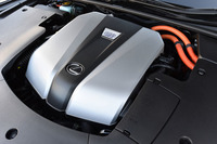 3.5リッターV6エンジンにモーターを組み合わせる、ハイブリッド車のパワーユニット。燃費はグレードにより14.4～15.6km/リッター（JC08モード）を記録する。
