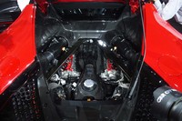 最高出力780PSの4リッターV8ツインターボエンジンに、3基のモーターと外部充電が可能なバッテリーが組み合わされる「SF90ストラダーレ」のハイブリッドパワートレイン。システム合計出力は1000PSと発表されている。