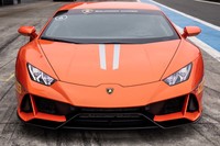 よりアグレッシブなフォルムに変更された「ウラカンEVO」のエクステリア。デザインを見直し、従来型よりも空力効率で6倍、エンジン冷却性能で＋16％、およそ7倍となる最大ダウンフォースを実現したという。