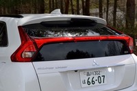 左右を横断するコンビランプがリアビューを特徴付けている。ルームランプ越しの後方視界は上下に2分割されるが、視認性は良好。