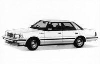 「トヨタ・クラウン」
	1955年に初の純国産乗用車として登場。日本を代表する高級車として発展し、2018年に15代目となった。映画に登場するのは7代目モデルで、「いつかはクラウン」のキャッチコピーで知られる。