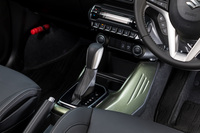 センターコンソールに備わるレバー式のシフトセレクター。トランスミッションは副変速機付きCVTで、0.550～4.006という変速比幅を実現している。