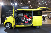 「N-VAN」の車内には「クロスカブ50」と「LiB-AID E500」も展示されていた。