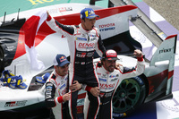 2人のチームメイトに担がれた中嶋一貴（写真中央）。ルマン24時間において、日本人ドライバーが日本のマシンで優勝したのは初めてのことである。