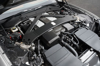 フロントミドに搭載されるアルミ製の5.2リッターV12ツインターボエンジン。最高出力は835PS、最大トルクは1000N・mを発生する。