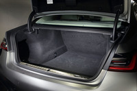 515リッターの容量を持つトランクルーム。傷がつかないよう、床面も壁面もカーペットで覆われている。