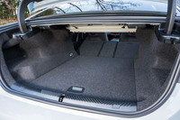 ラゲッジスペースの容量は490リッター。後席の背もたれ（40：20：40分割）をすべて前に倒せるのがありがたい。