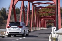 バッテリーとモーターのみでの最大航続距離は60.2km、ハイブリッド燃料消費率は19.2km/リッター（いずれもJC08モード）を実現している。