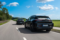 カムフラージュされた次期型「ポルシェ・カイエン」の走行シーン。