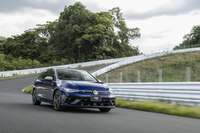 ハンドリングトラックにて、コークスクリューを駆ける「ゴルフR」。