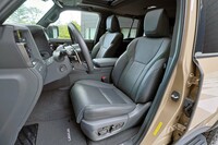 インテリアについては、乗員が安らげる空間づくりも重視。「オーバートレイル」には乗員の疲労軽減に寄与するという、専用のシートが装備される。