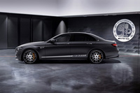 ボディーカラーは専用の「グラファイトグレーマグノ」（マットカラー）で、20インチの「AMGクロススポークホイール」（鍛造）や「AMGカーボンセラミックブレーキ」などが採用される。