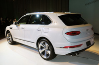 ベントレーが「ベンテイガ ハイブリッド」を日本初公開　約50kmを電気だけで走れるPHEVの画像