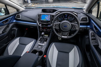 インテリアのデザインは従来型から大きな変更はないが、パネル表面の仕上げや加飾などが見直されている。「XVアドバンス」では写真のブルー基調の内装色のほか、ダークシルバーのパネルやオレンジ色のステッチを用いたブラック基調の内装色が設定されている。