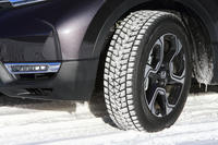 装着タイヤは「ブリヂストン・ブリザックDM-V2」。2014年に発売されたSUV用のスタッドレスタイヤである。
