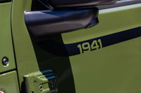 カタログモデルには設定のないボディーカラー「サージグリーンC／C」や、ジープの誕生年である「1941」のロゴ入りサイドストライプも同車の特徴だ。