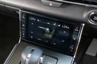 エアコンの操作パネルはタッチスクリーン式。デフロスターや温度設定などは両サイドのベゼル部分にメカニカルスイッチが残されており、冬場などに手袋をしたままでも操作できるようになっている。