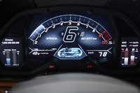 液晶ディスプレイを用いた「シアンFKP 37」のメーターパネル。ギアポジションの下に（写真は6速ギアを選択したシーン）、エネルギーモニターが表示されている。