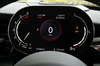 5インチの液晶パネルを組み込んだ「マルチディスプレイパネル」は「ONE」以外のグレードに標準装備されるアイテム。メーターパネルはステアリングポスト側に固定されており、チルト調整の際はステアリングホイールと一体で動く。